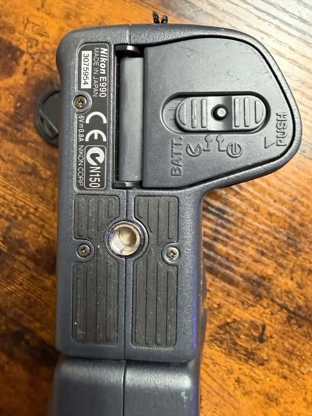 PARTS Nikon Coolpix 990 3.34MP Digital Camera Vintage Swivel Design - E990